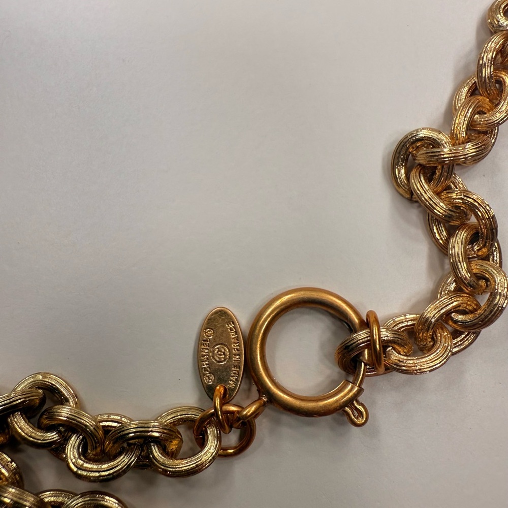 ✨Vintage Chanel XL Medallion Necklace ✨ - Picture 5 of 9